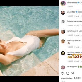 胸元の深いVラインがセクシー。デミ・ムーアのinstagramより（@demimoore）