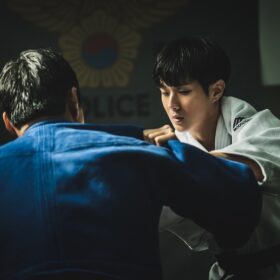 チェ・ウシクが柔道着姿を披露！ 主演作『警官の血』より本編カットシーンを公開