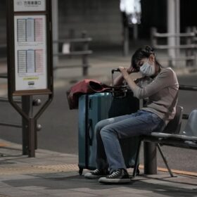 夜明けまでバス停で