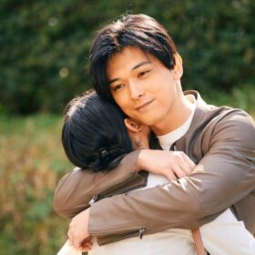 吉沢亮の笑顔抱きしめ、バックハグ、手つなぎ振り向き胸キュン写真公開！