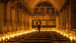 トム・クルーズ、“トム走り”で幻想的な灯の回廊を激走！『ミッション：インポッシブル』最新作 場面写真が公開