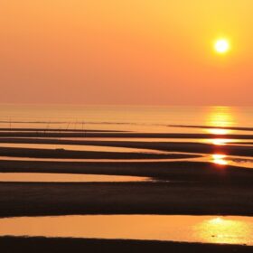 友だち同士やカップルで訪れたい！ 干潟の縞模様と夕陽が織りなす絶景スポット・真玉海岸が一望できる「恋叶♡ゆうひテラス」