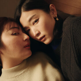 人妻と若く美しい女がベッドの上で唇を重ね、互いを求め合う…映画『卍』熱い同性愛関係に嵌まり込む2人の禁断のシーン公開