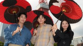 チ・チャンウク、ウィ・ハジュン、イム・セミ『最悪の悪』出演者が東京タワーに大興奮！ 和傘を手に記念撮影