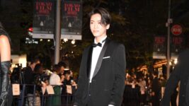 亀梨和也、蝶ネクタイ姿で東京国際映画祭のレッドカーペットに！ 「とにかくメッセージがある作品」と『怪物の木こり』の見どころアピール