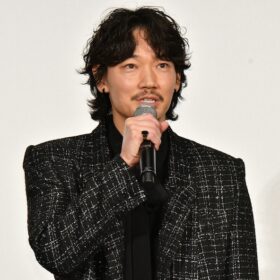 綾野剛、齋藤潤から「好きなところ本当に沢山ある」とベタ褒めされ照れまくり!?『カラオケ行こ！』大ヒット御礼舞台挨拶に登壇