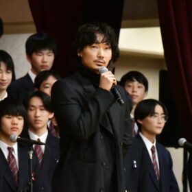 綾野剛「鳥肌が止まりません！」Little Glee Monsterが”強豪”合唱部と『カラオケ行こ！』の主題歌「紅」を初披露