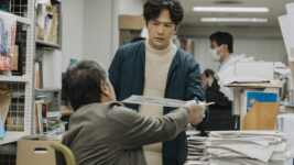 稲垣吾郎演じるジャーナリストが、虐待の末に薬物に溺れる少女を見守る――河合優実主演『あんのこと』メインビジュアル