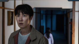 Snow Man渡辺翔太のイメージと怪奇現象に襲われる主人公の姿がクロスする『事故物件ゾク 恐い間取り』