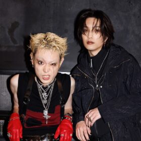 菅田将暉×レイニが挑む挑発的ユニット「OVER CHROME」その衝撃的なビジュアルが解禁