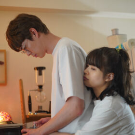 岸井ゆきの&宮沢氷魚、些細な会話が喧嘩の火種に? 夫婦のリアルな“あるある”に共感する『佐藤さんと佐藤さん』特報映像