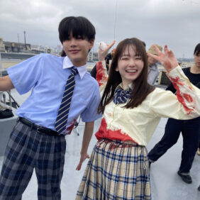 長尾謙杜、山田杏奈と“血だらけ”でピース!? 『恋に至る病』和気藹々なメイキング写真公開