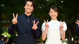 髙橋海人、ネイビーのスーツ姿で初の東京国際映画祭レッドカーペットへ! 芳根京子は純白ドレスで登場