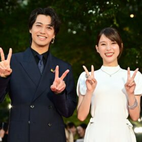 髙橋海人、ネイビーのスーツ姿で初の東京国際映画祭レッドカーペットへ! 芳根京子は純白ドレスで登場