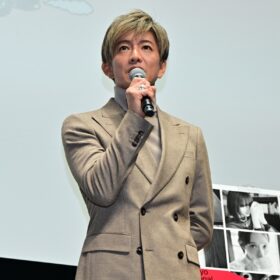 木村拓哉が山田洋次監督に感謝のハグ! “映画への情熱”を共有した『TOKYOタクシー』舞台挨拶