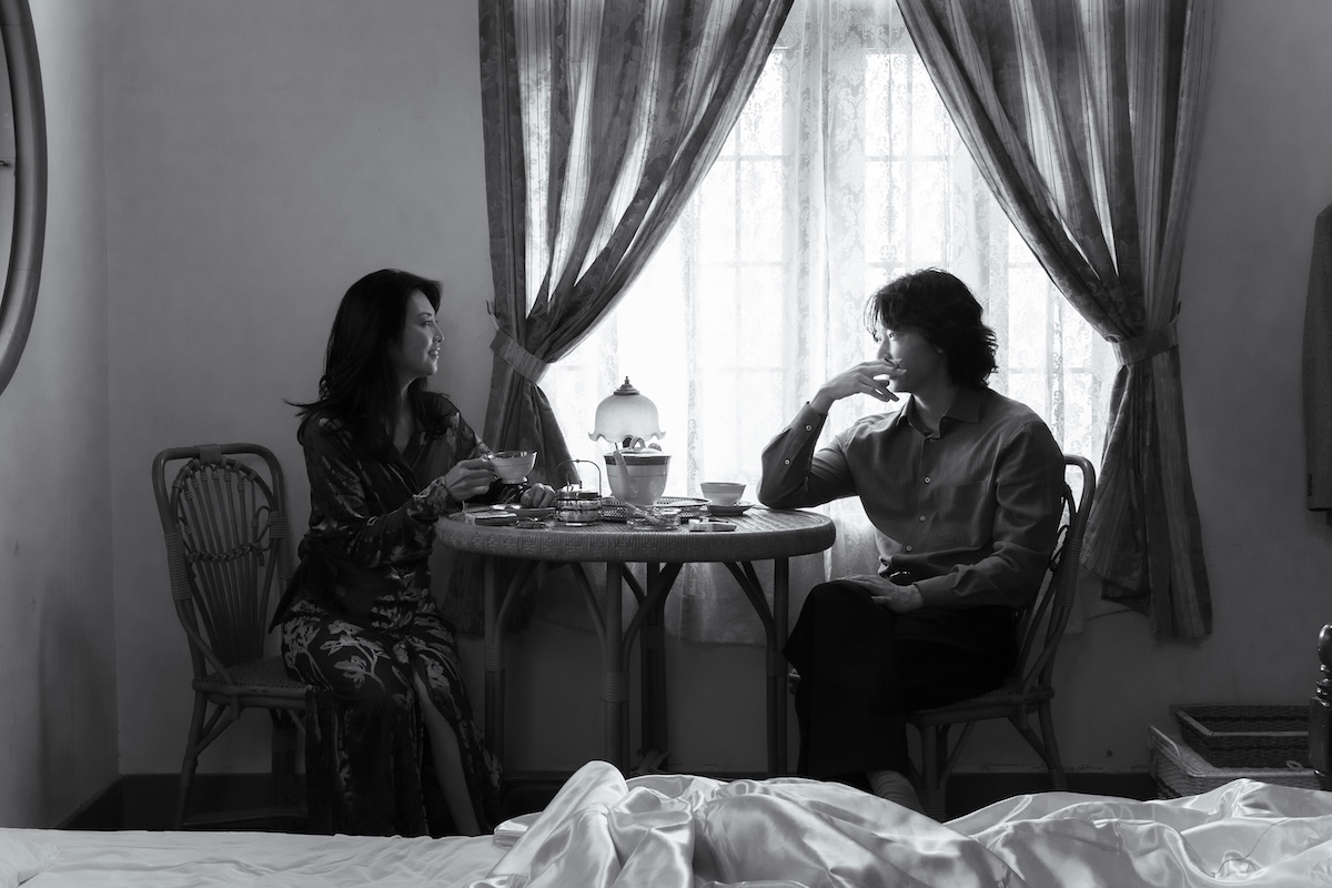 『星と月は天の穴』