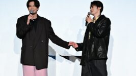 向井康二、森崎ウィンの手を“ギュッ”! 思わず客席キュン死寸前の『(LOVE SONG)』舞台挨拶