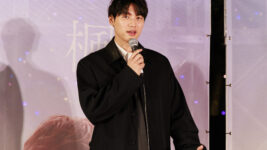 福士蒼汰「めっちゃええ映画やで、見てな!」 大阪・なんば広場が“楓色”に染まった夜