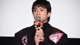 山田裕貴主演『爆弾』公開4日で興収5.2億円突破! 初日舞台挨拶は歓声と拍手の“爆発”状態に