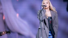 ロゼ、ヌバックレザーショーツで美脚全開 BLACKPINK東京ドーム3DAYSの全ルックに注目