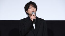 佐藤勝利、声優初主演作の公開に感無量「本当に嬉しい」 timeleszサプライズに笑顔あふれる初日舞台挨拶