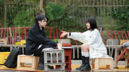 西畑大吾&福本莉子、雨の中で見つめ合う…『時給三〇〇円の死神』新場面写真公開