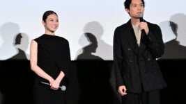 松村北斗&今田美桜が東野圭吾原作への思いと見どころを熱弁 『白鳥とコウモリ』完成披露