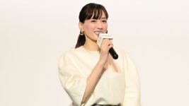 綾瀬はるか「覚えて寝る、覚えて寝る」長台詞を覚える“すり込み方式”を子ども記者に伝授