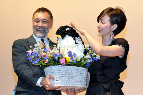 白山義久教授（左）からペンギンを模した花束を贈呈された滝川クリステル（右）