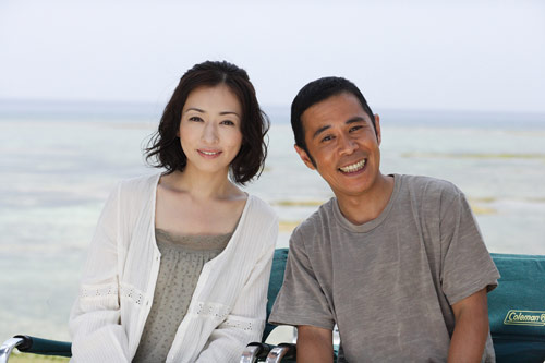岡村隆史(右)と松雪泰子(左)
『てぃだかんかん〜海とサンゴと小さな奇跡〜』／(C)2010『てぃだかんかん』製作委員会