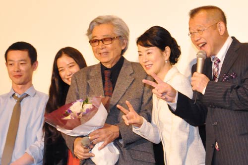 花束を持つ山田監督を囲んで。左から加瀬亮、蒼井優、山田監督、吉永小百合、笑福亭鶴瓶