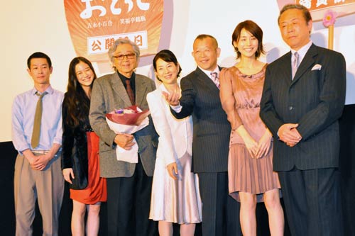 左から加瀬亮、蒼井優、山田監督、吉永小百合、笑福亭鶴瓶、石田ゆり子、小林稔侍