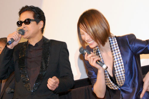 陣内孝則（左）のトークに、やっぱり大笑いしてしまう米倉涼子