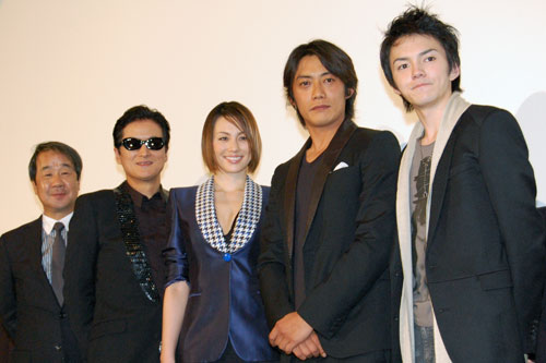 舞台挨拶に登壇する5人。左から松田秀知監督、陣内孝則、米倉涼子、反町隆史、林遣都