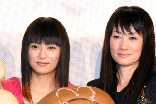 柴咲コウ（左）と余貴美子（右）