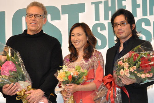 写真左から、エグゼクティブ・プロデューサーのカールトン・キューズ、杉山愛、真田広之