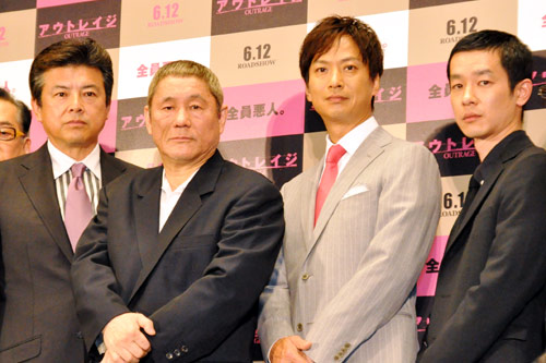 左から三浦友和、北野監督、椎名桔平、加瀬亮