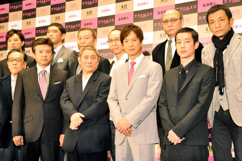 前列左から北村総一朗、三浦友和、北野武監督、椎名桔平、加瀬亮。後列左から塚本高史、杉本哲太、國村隼、小日向文世、石橋蓮司、中野英雄