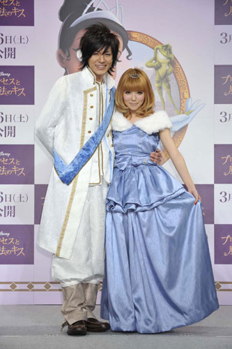 プリンス＆プリンセスの衣装で登場した梅田直樹＆益若つばさ夫妻