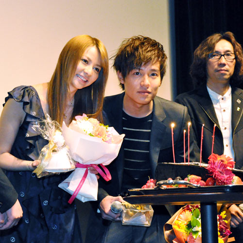 観客や共演者から誕生日を祝われた香里奈（左）と小出恵介（右）