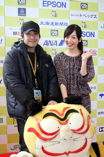 『クロネズミ』の深作健太監督（左）と主演の米村美咲（右）