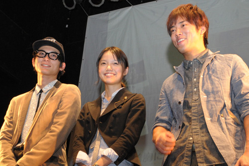 大阪のライブハウス「FANJ twice」にて
左から高良健吾、宮崎あおい、桐谷健太