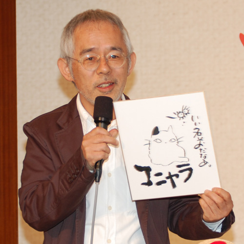 「コニャラ」と日清製粉の新CMの子猫キャラの名前を発表するスタジオジブリの鈴木敏夫プロデューサー