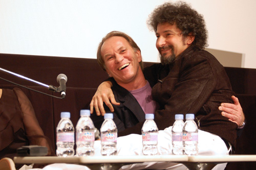 ラデュ・ミヘイレアニュ監督（右）と主演のアレクセイ・グシュコブ（左）。茶目っ気たっぷりの監督は、いきなりアレクセイの膝の上に飛び乗った