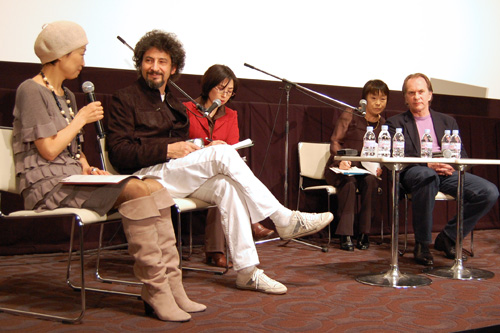 トーク中の様子。写真左からクミコ、ラデュ・ミヘイレアニュ監督。右端はアレクセイ・グシュコブ
