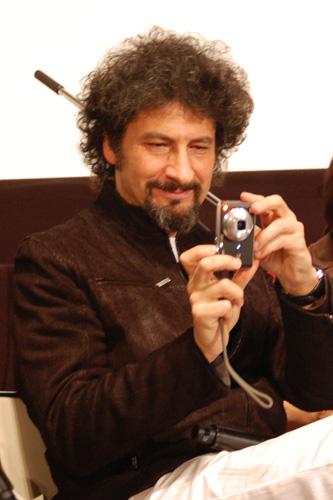 マイカメラで客席を撮影するラデュ・ミヘイレアニュ監督