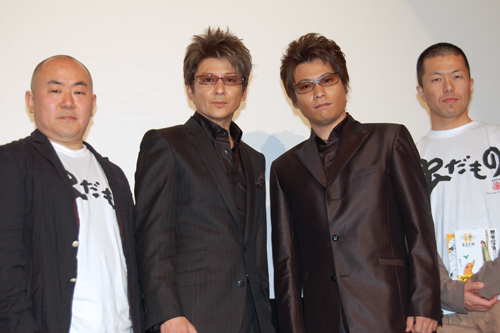 写真左から佐藤左吉監督、哀川翔、水元秀二郎、原作者の青空大地