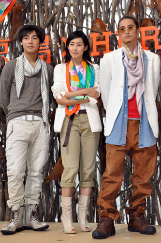 エルメスのスカーフを巻いた福士誠治（左）、木村多江（中央）、窪塚洋介（右）