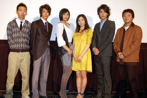 左から柄本時生、白石隼也、田中あさみ、入来茉里、賀来賢人、雑賀俊郎監督