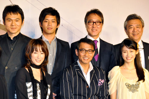 前列左から高島礼子、中井貴一、本仮屋ユイカ。後列左から甲本雅裕、三浦貴大、佐野史郎、阿部秀司プロデューサー